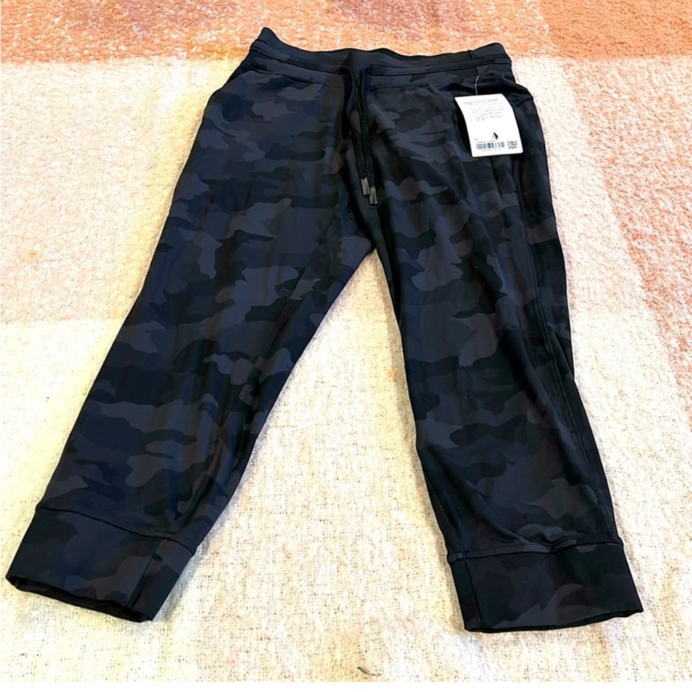 Lululemon Ready to Rulu Jogger
Crop NWT